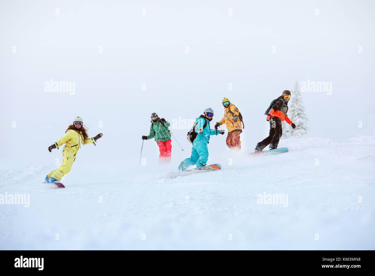 Gruppe von Happy Snowboarder und Skifahrer auf der Piste Stockfoto