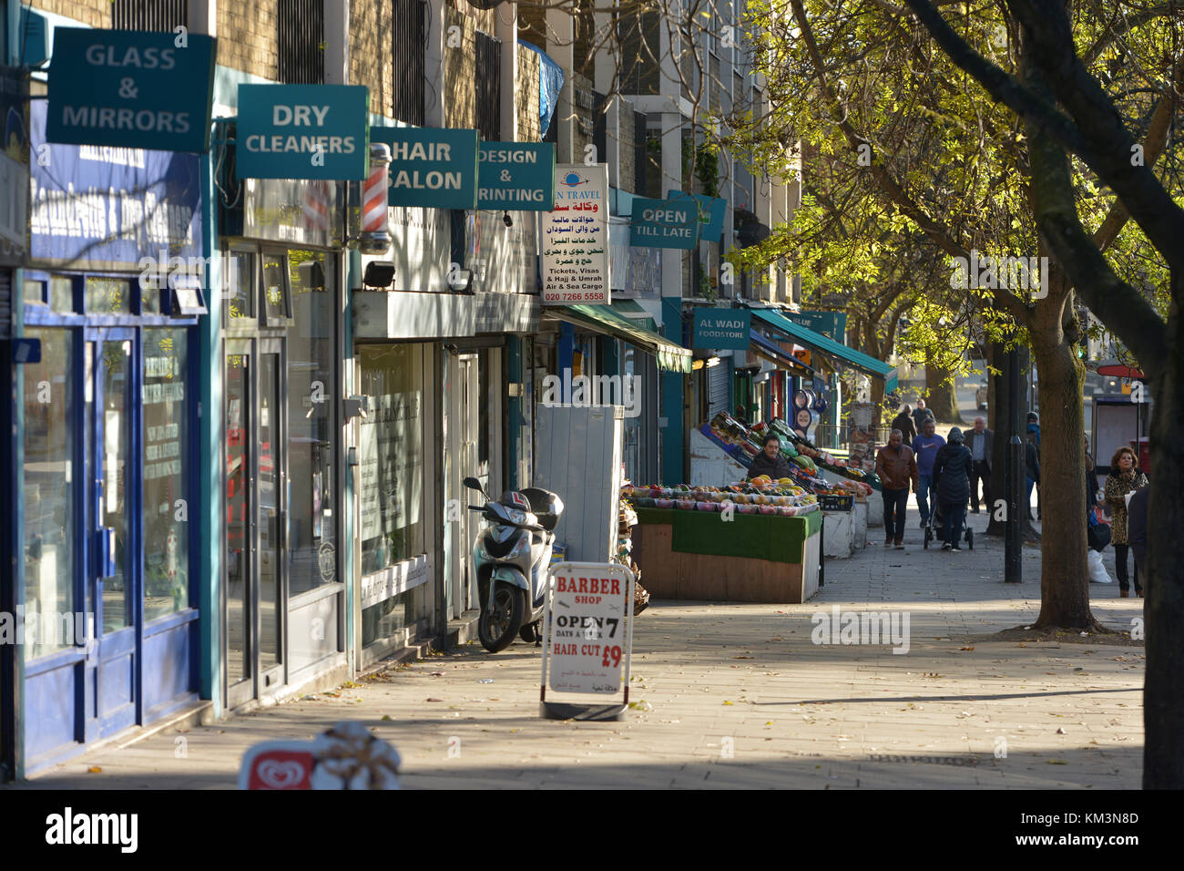 Kleine unabhängige Läden auf Harrow Road, London. Stockfoto