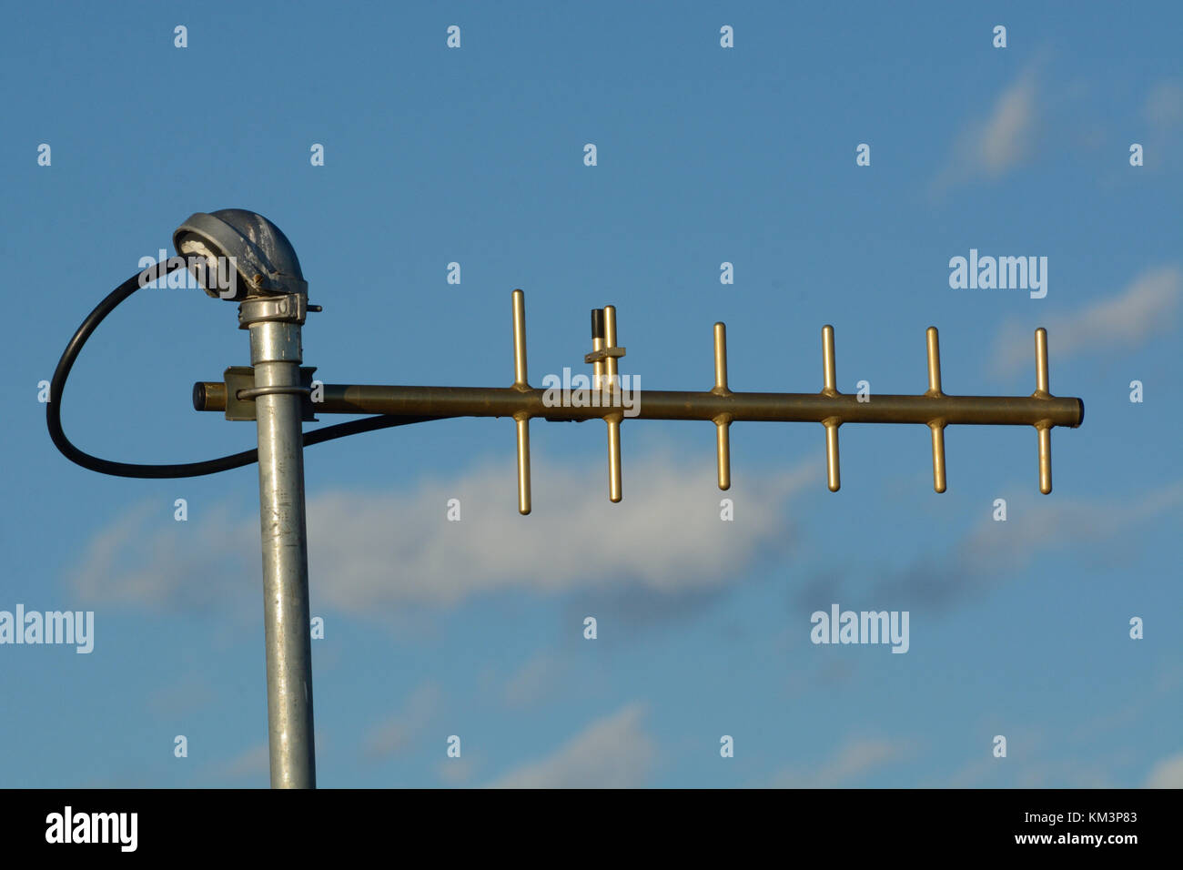UHF yagi Antenne für digitale Telemetrie Daten als am späten Nachmittag Sonne gibt Antenne einen goldenen Ton Stockfoto