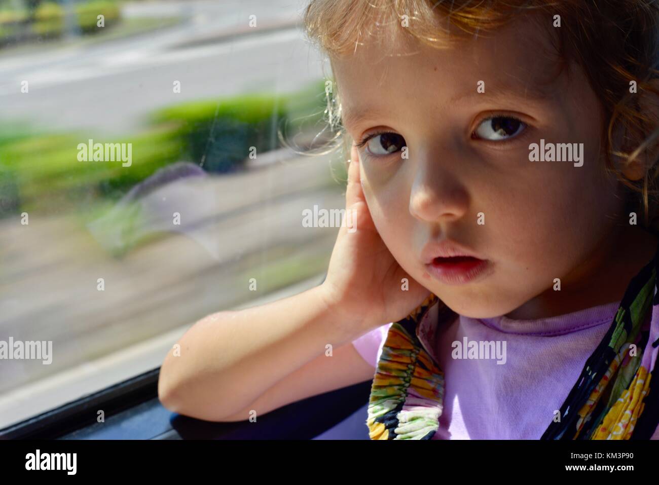 Junges Mädchen mit Kamera und denken, Townsville, Queensland, Australien Stockfoto