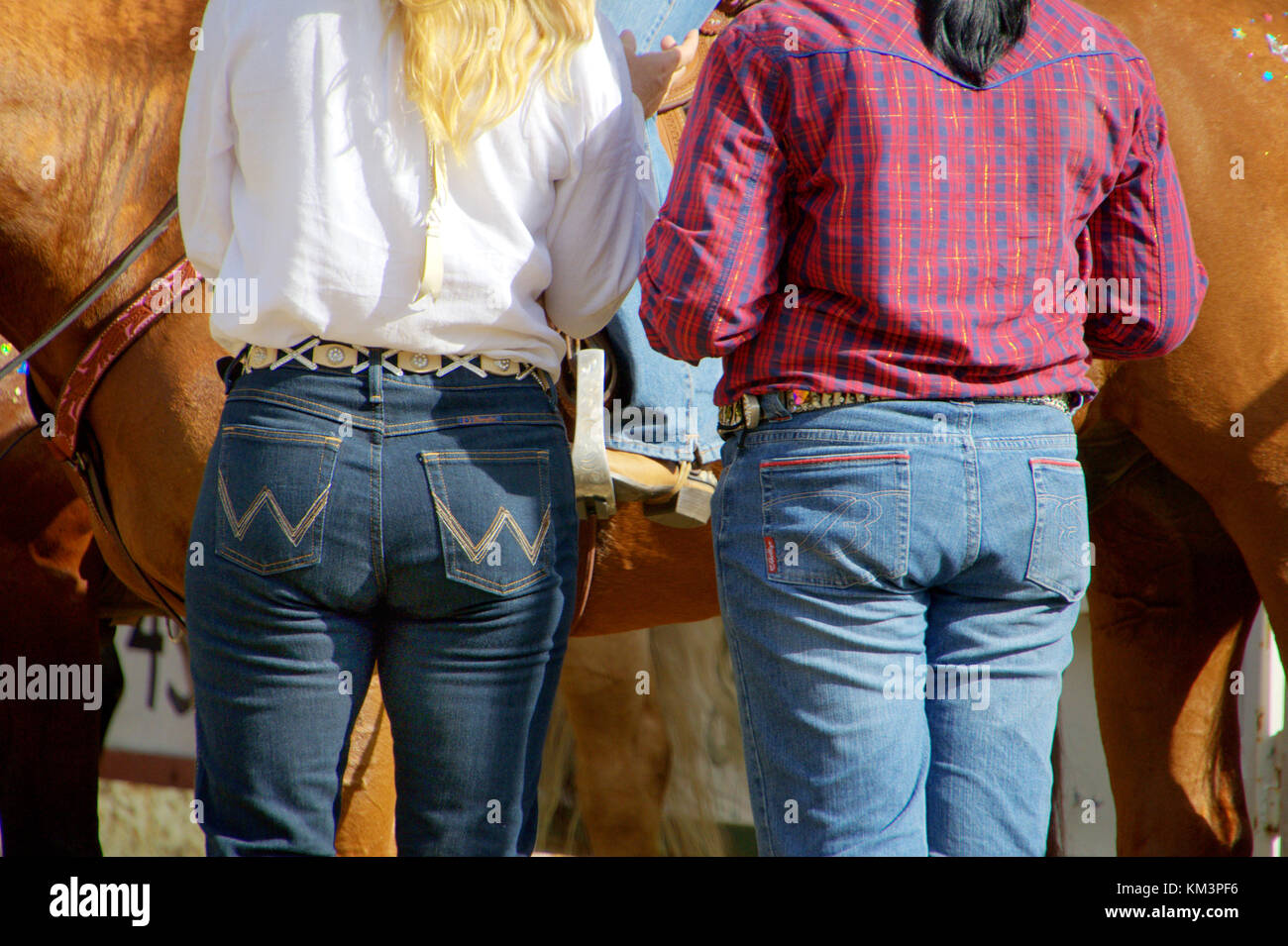 Cowgirls Butts In Blue Jeans Fotos Und Bildmaterial In Hoher Auflösung Alamy