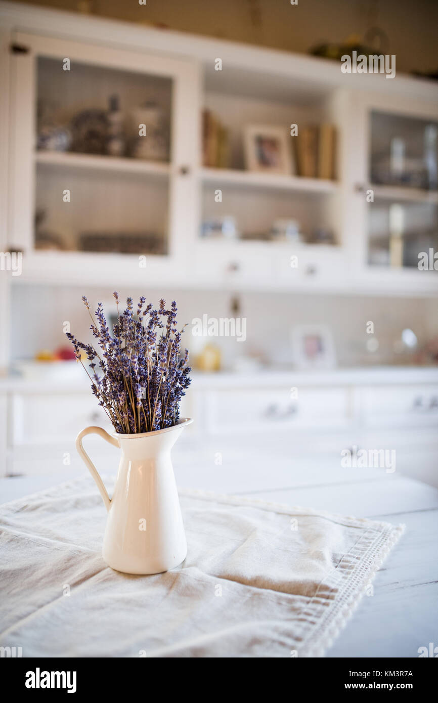 Getrocknetem lavendel Bündel in einer weißen Vase in vintage Küche. Stockfoto