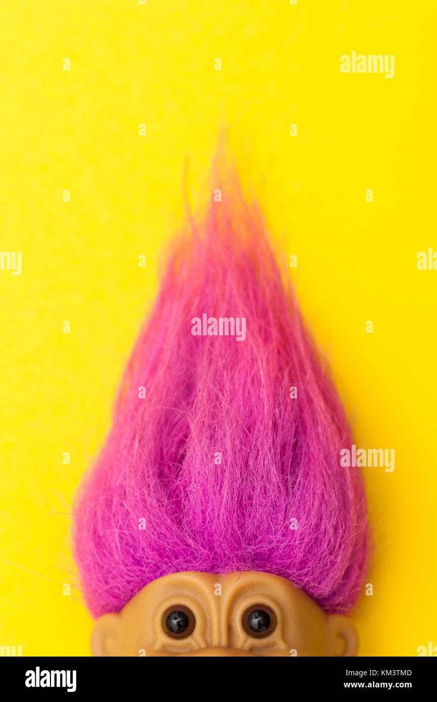London, UK, 4. Dezember 2017: Ein original troll Kunststoff Spielzeug Abbildung mit hellen Haar. Erstmals in Dänemark von Thomas Damm produziert Stockfoto