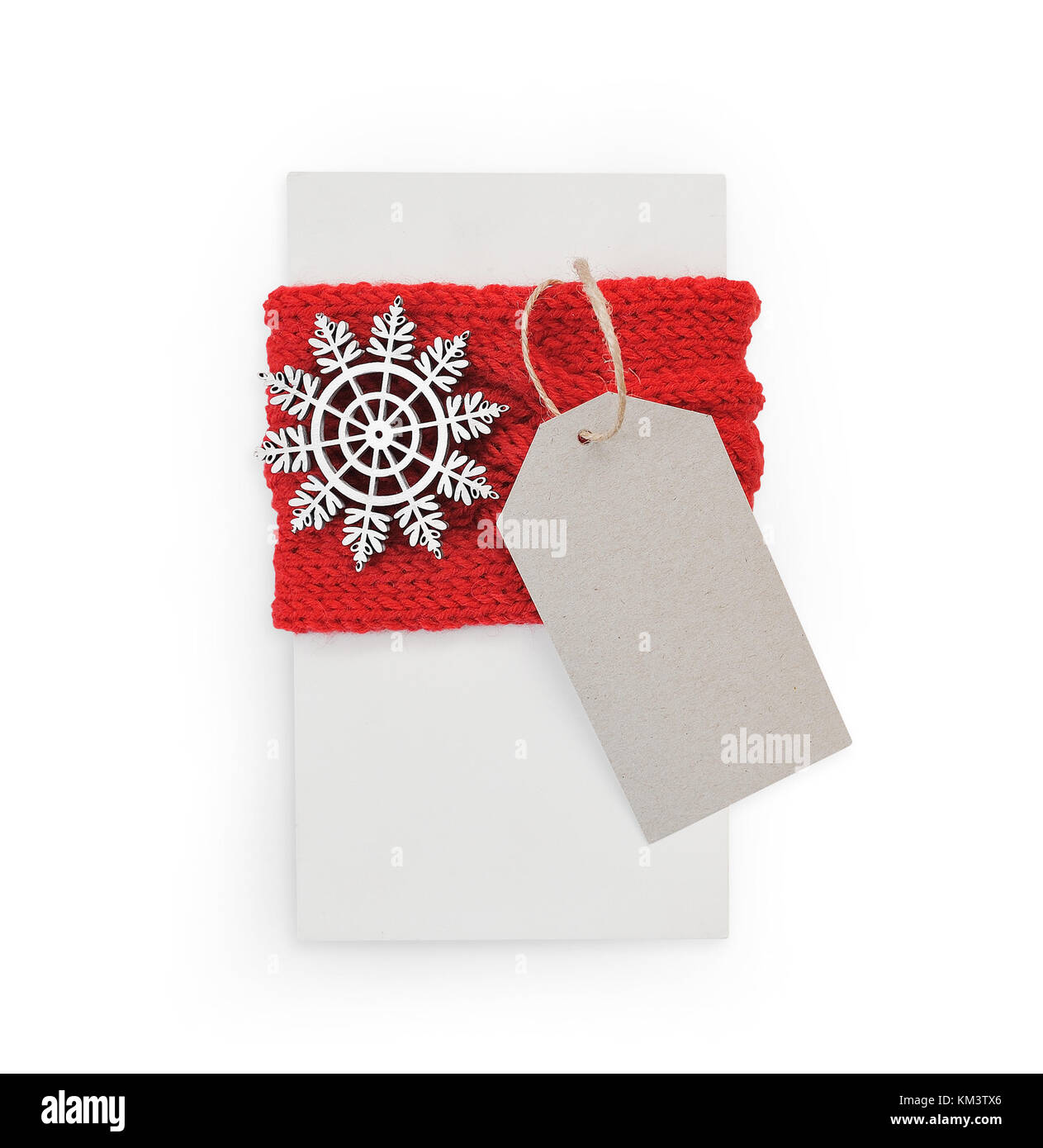 Weihnachten mockup Geschenkbox in Papier und tag Draufsicht auf weißem Hintergrund gewickelt, clipping path enthalten Stockfoto