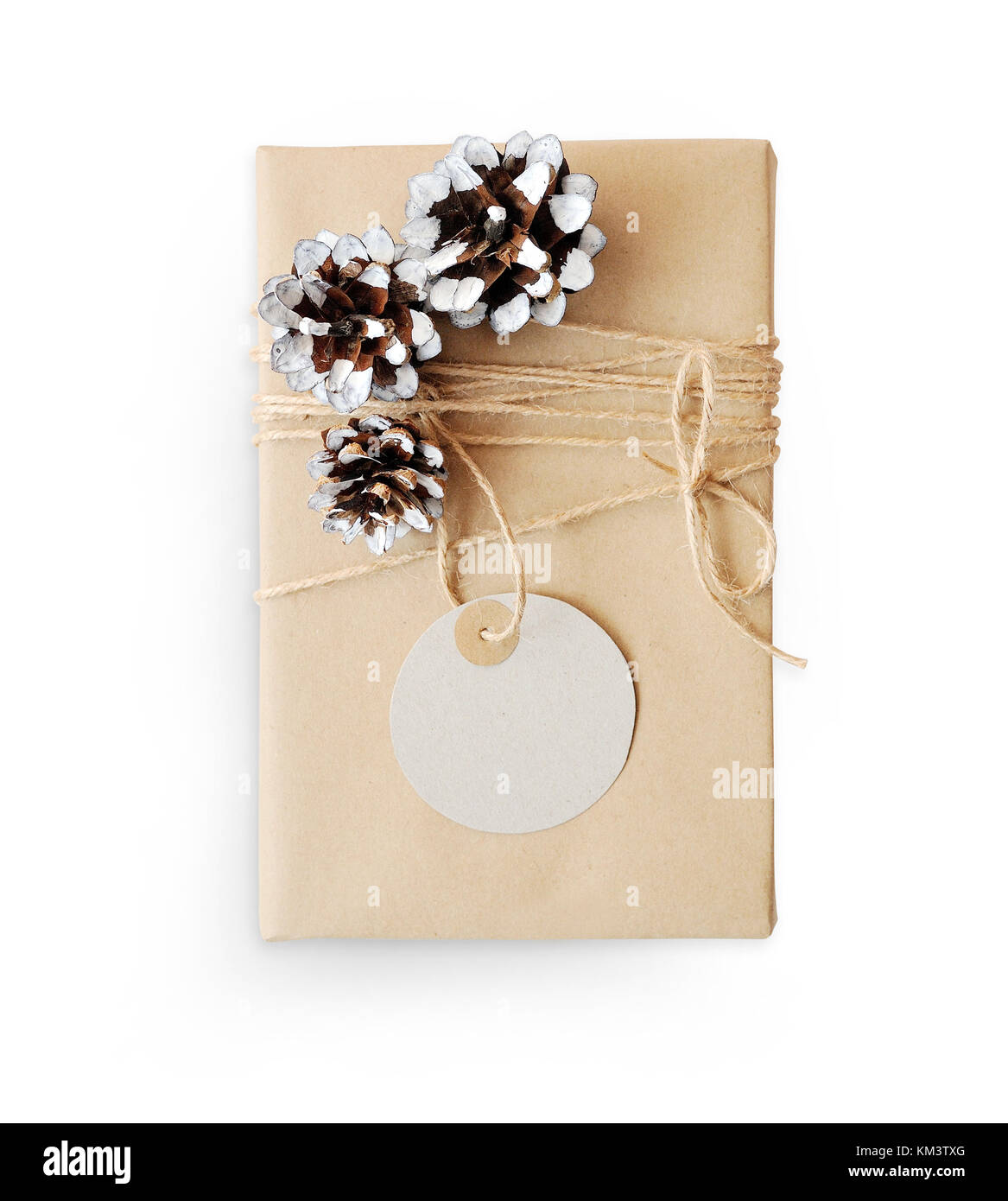 Weihnachten mockup Geschenkbox in Braun Recyclingpapier und Kegel Seil Draufsicht auf weißem Hintergrund gewickelt, mit Platz für Ihren Text, clipping path enthalten Stockfoto