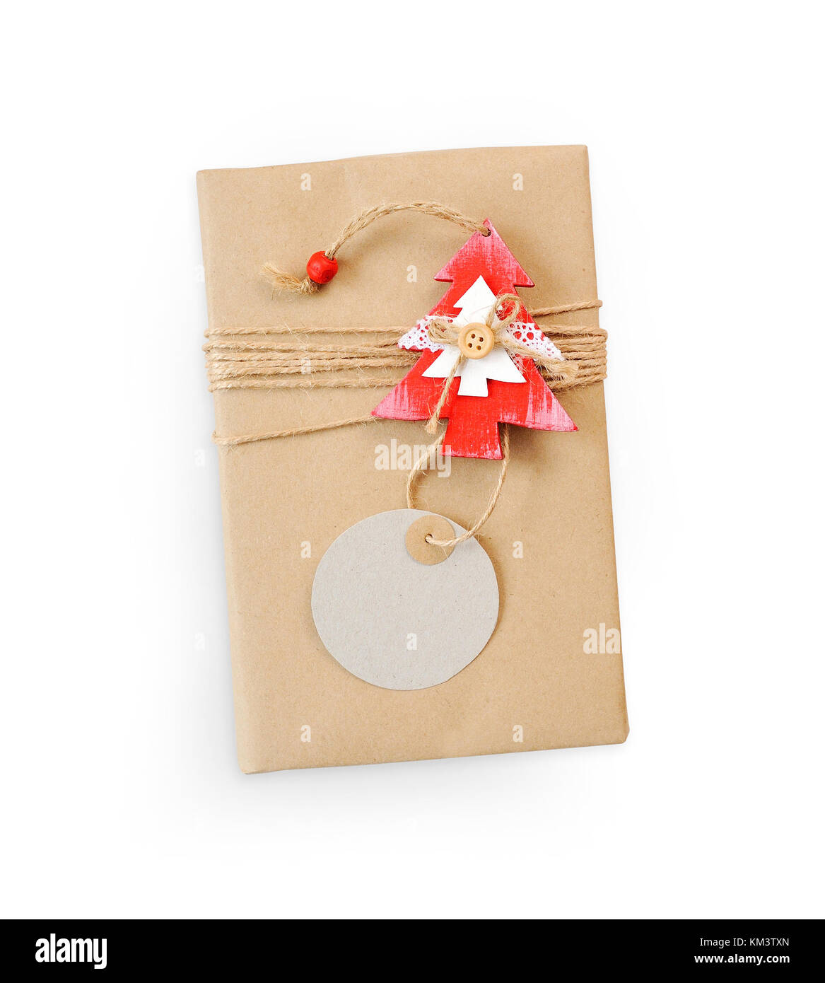 Weihnachten mockup Geschenkbox in Braun Recyclingpapier und Baum tag Draufsicht auf weißem Hintergrund gewickelt, mit Platz für Ihren Text, clipping path enthalten Stockfoto