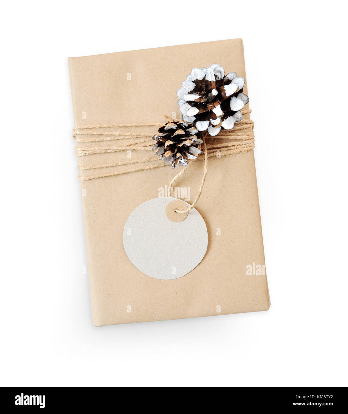 Weihnachten Geschenk mockup Box in Braun Recyclingpapier und Kegel Seil Draufsicht auf weißem Hintergrund gewickelt, mit Platz für Ihren Text, clipping path enthalten Stockfoto