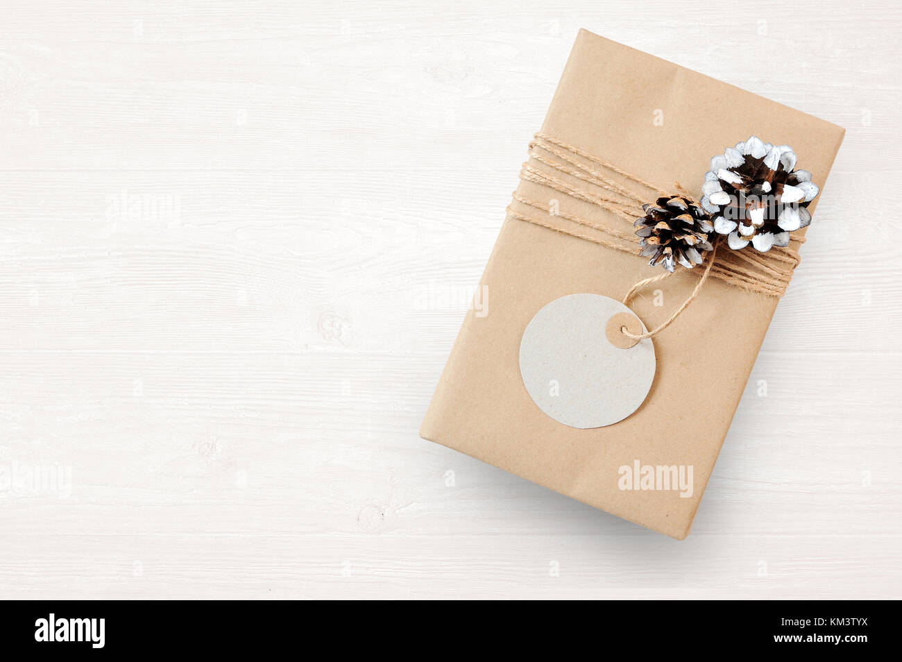 Mockup Weihnachten Geschenk Box in Braun aus recyceltem Papier gewickelt und gebunden und Tag sack Seil mit, Ansicht von oben Stockfoto
