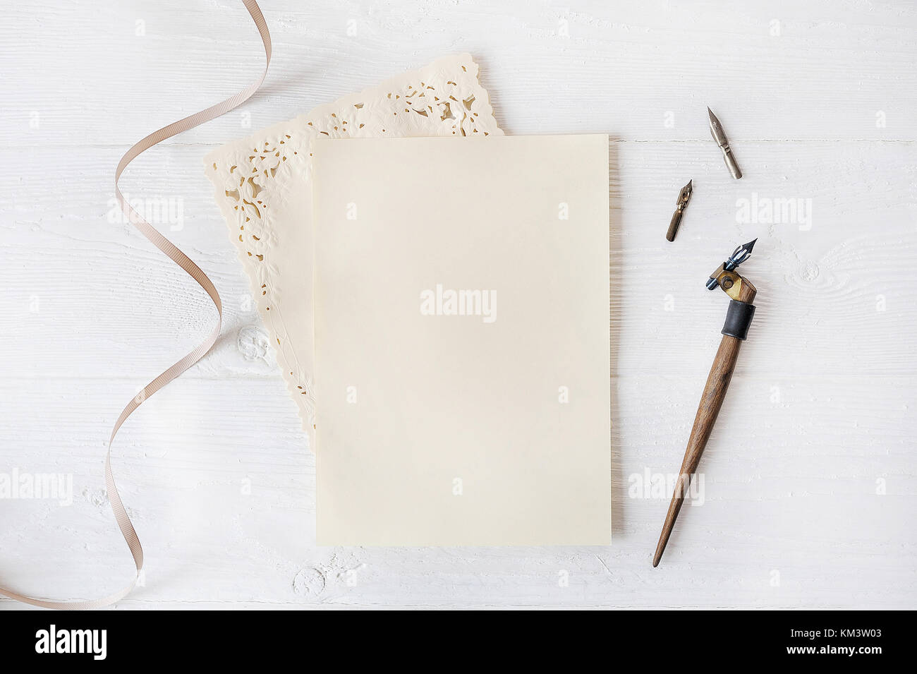 Mockup urlaub Schreiben leeres Papier mit Stift auf Holz Tisch mit Platz für Ihren Text, Ansicht von oben Stockfoto