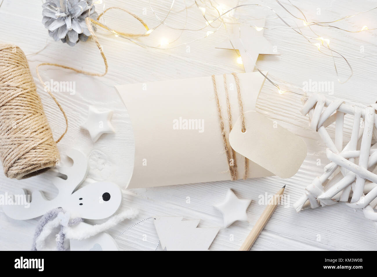 Mockup weihnachten Grußkarte bonbonniere und tag Draufsicht, flatlay auf weißem Hintergrund mit einer Girlande aus Holz Stockfoto