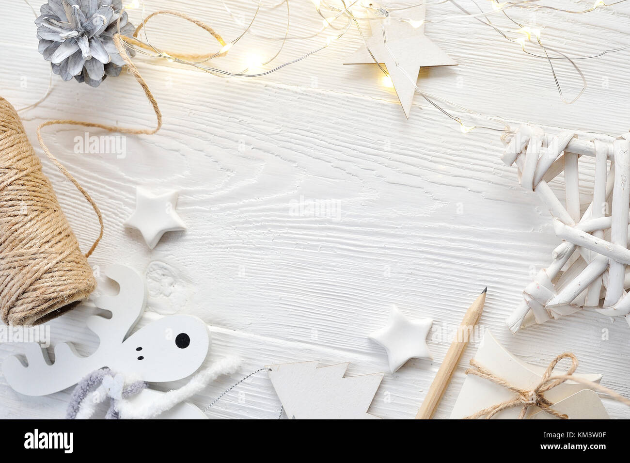 Mockup Weihnachten oder Neujahr frame Komposition mit Platz für Ihren Text. Weihnachtsdekorationen auf weißem Holz- Hintergrund. Urlaub und Feier Konzept für Postkarte oder Einladung. top View Stockfoto