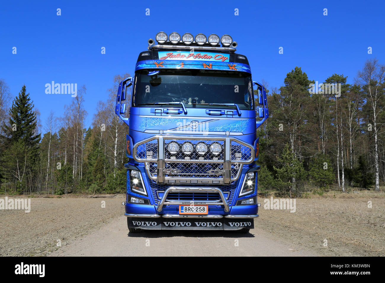 KOSKI TL, Finnland - 27 April 2014: Maßgeschneiderte Volvo FH 16 750 Holz Lkw auf die ländliche Straße. Mit bis zu 750 PS und 3550 Nm Drehmoment, der neue Volvo FH 16. Stockfoto