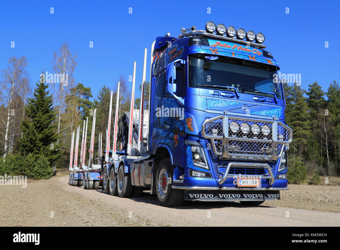 KOSKI TL, Finnland - 27 April 2014: Maßgeschneiderte Volvo FH 16 750 Holz Lkw auf die ländliche Straße. Die ersten Euro 6-Versionen des Volvo FH 16 wird bei Lieferung. Stockfoto