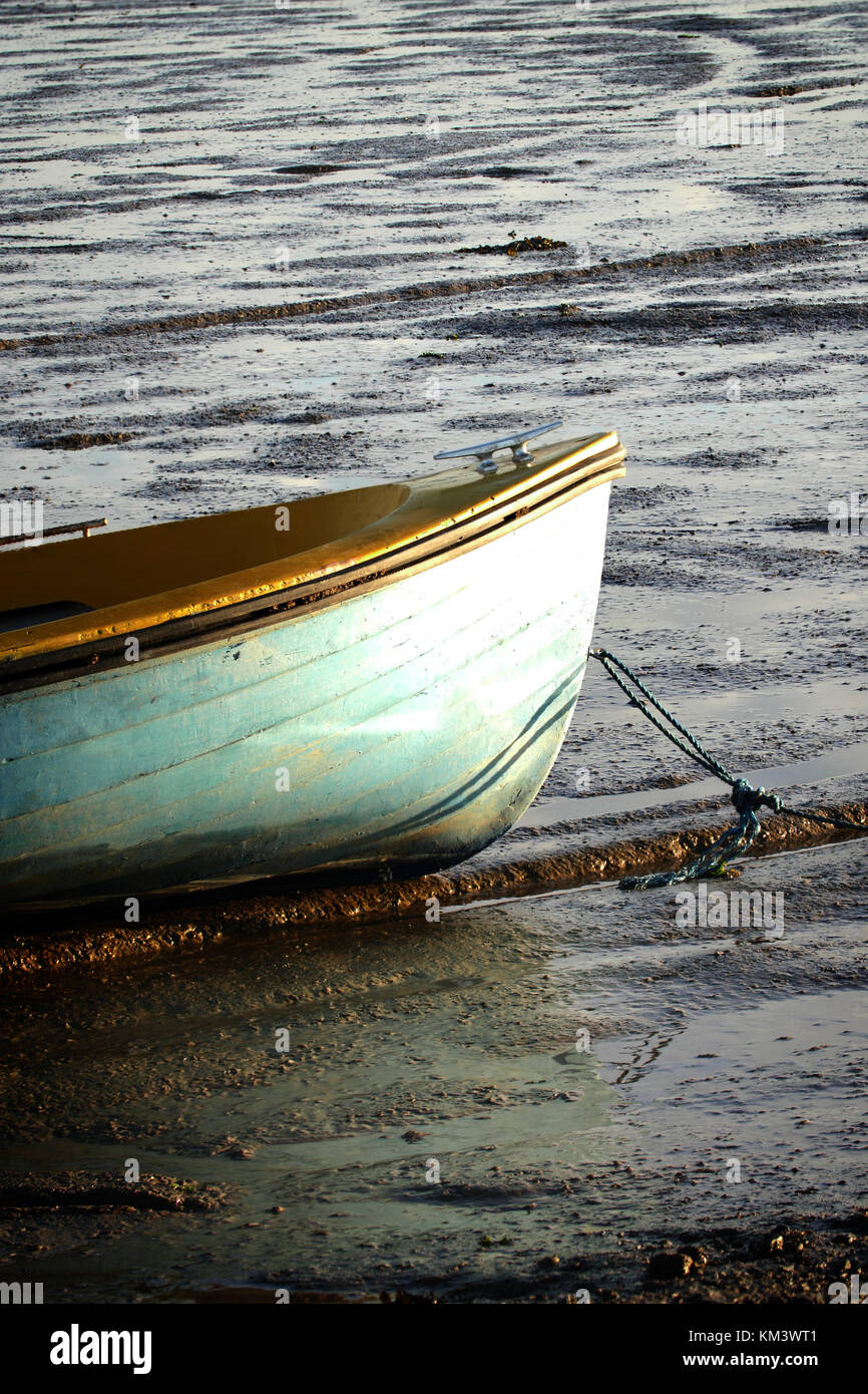 Türkis Holz- Boot, bei Ebbe vertäut. Stockfoto