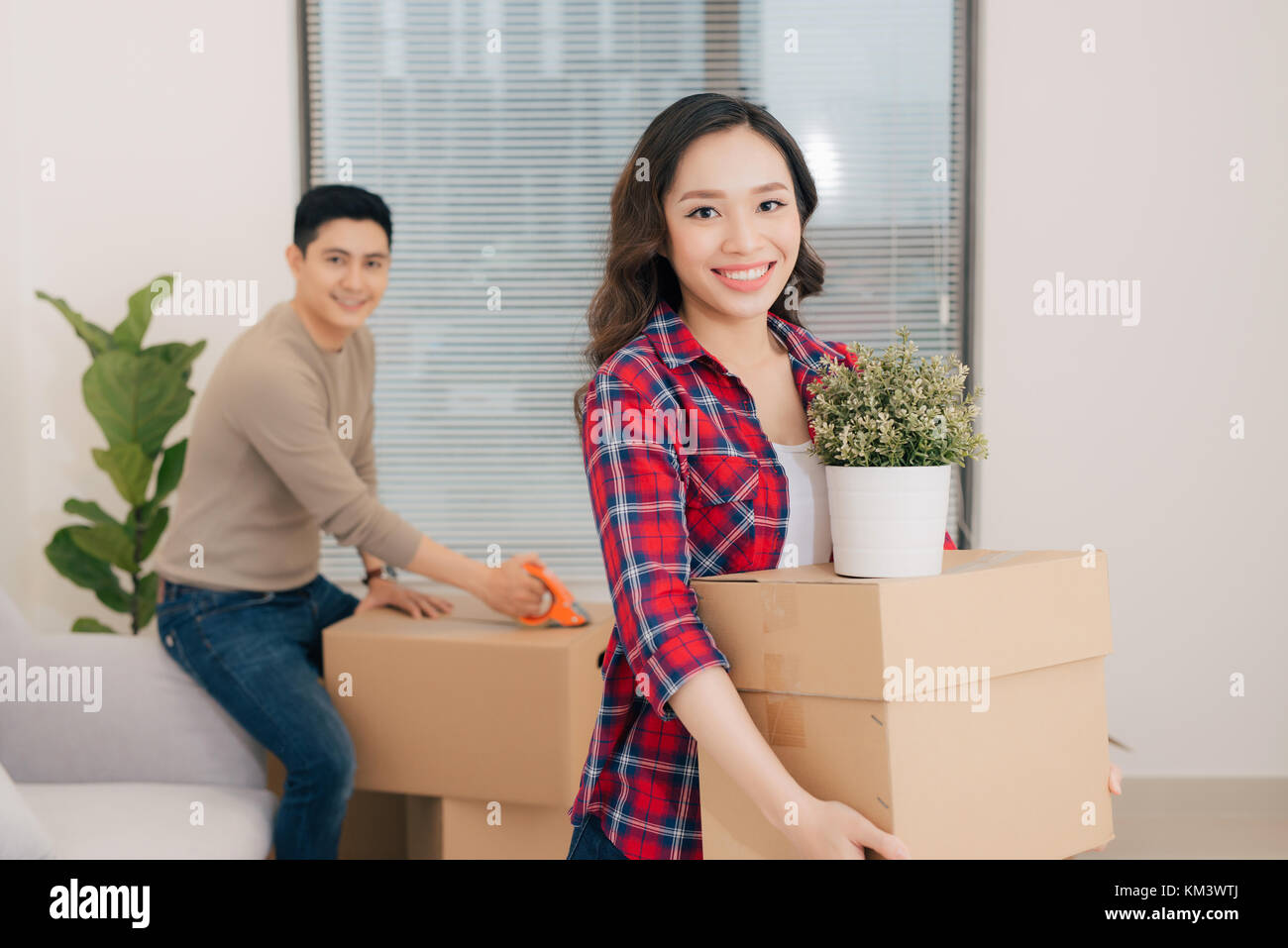 Paar genießt eine neue Wohnung und die Box in Händen halten Stockfoto