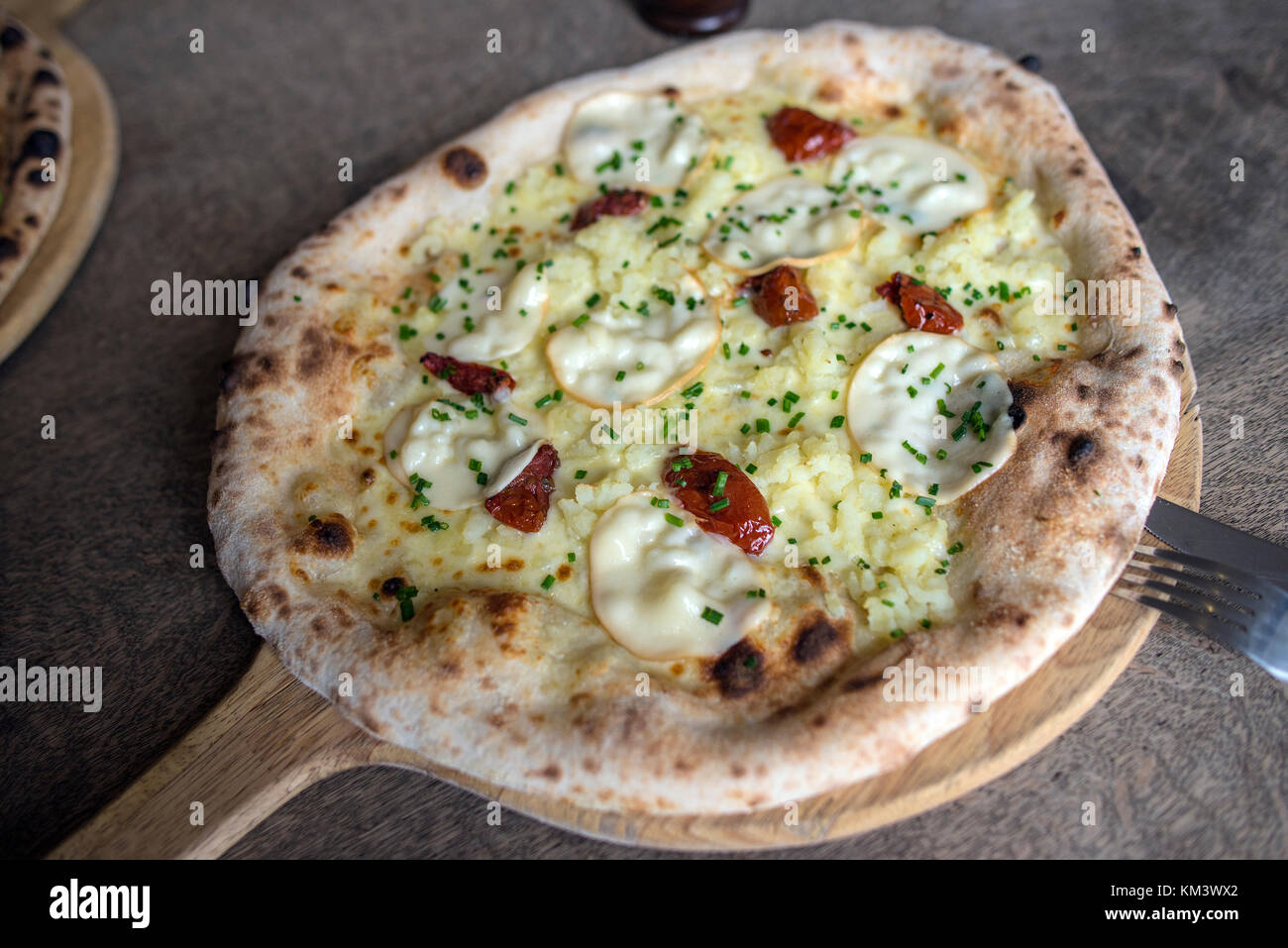 Authentische italienische Pizza auf Rustikale Oberfläche Stockfoto