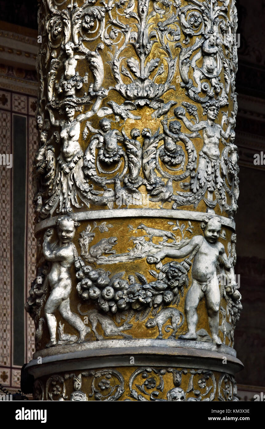 Der Palazzo Vecchio in der 'Piazza della Signora Florenz Toskana Italien - erster Innenhof mit Putto mit Delphin von Verrocchio in der Mitte und Fresken von österreichischen Städten an der Wand von Vasari (Rathaus von Florenz) Italien Italienisch Stockfoto