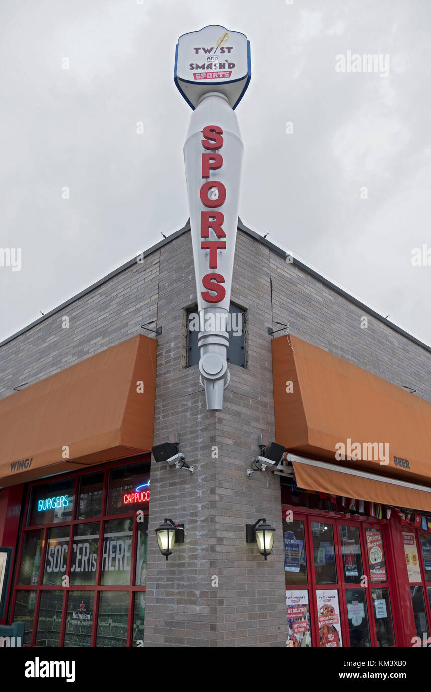Das Äußere des TWIST UND SMASH "Sports Bar auf Steinway Street in Astoria, Queens, New York City