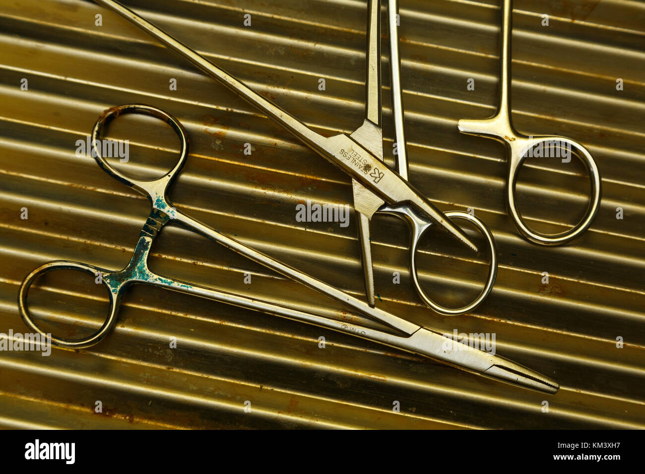 Chirurgische Instrumente liegen auf einem Tisch in einem Dorf in der Klinik, Papua-Neuguinea Stockfoto