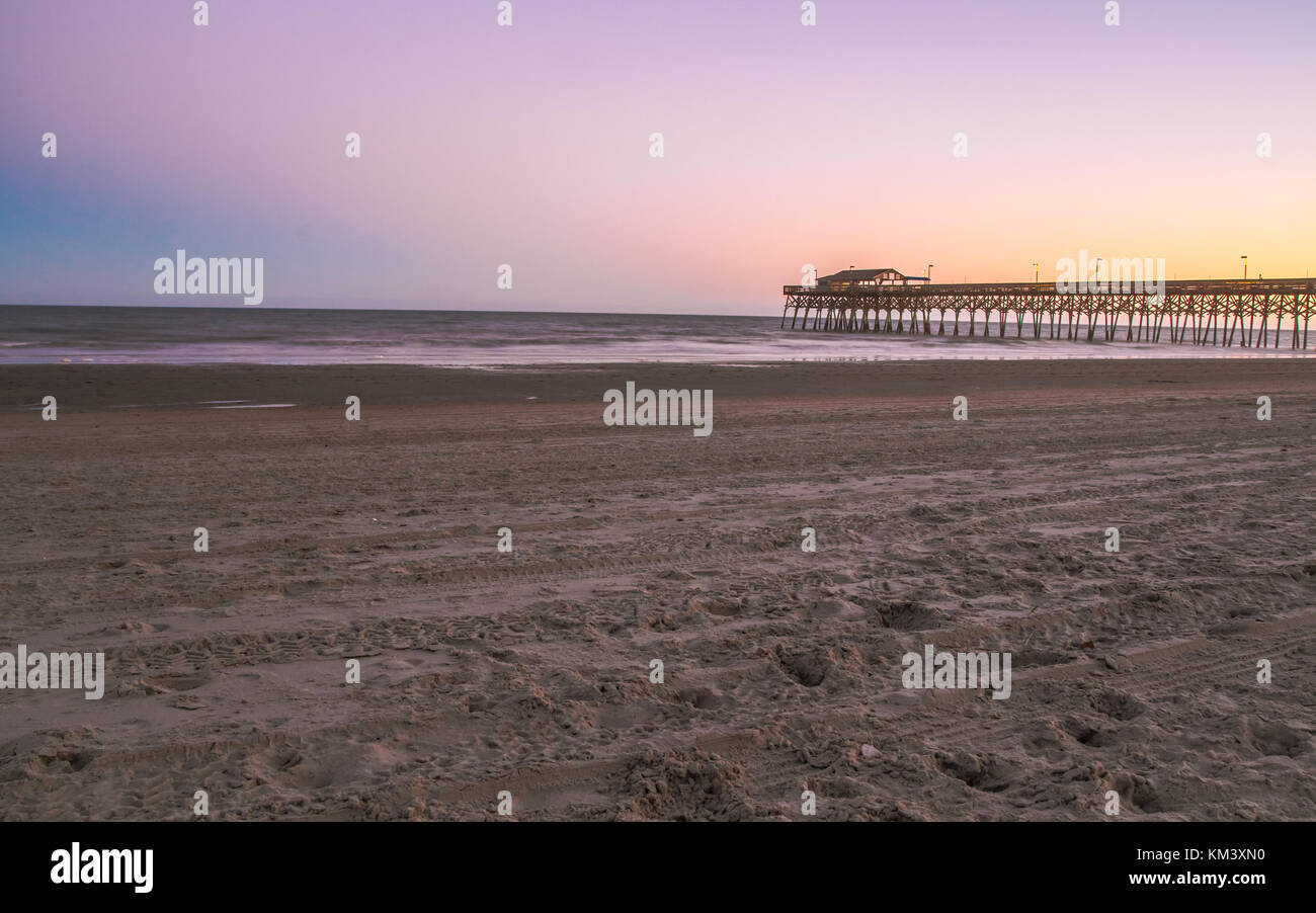 Myrtle Beach, South Carolina Beach. Marine in Myrtle Beach, South Carolina mit langen hölzernen Pier und den Sonnenuntergang Horizont auf den Atlantischen Ozean. Stockfoto