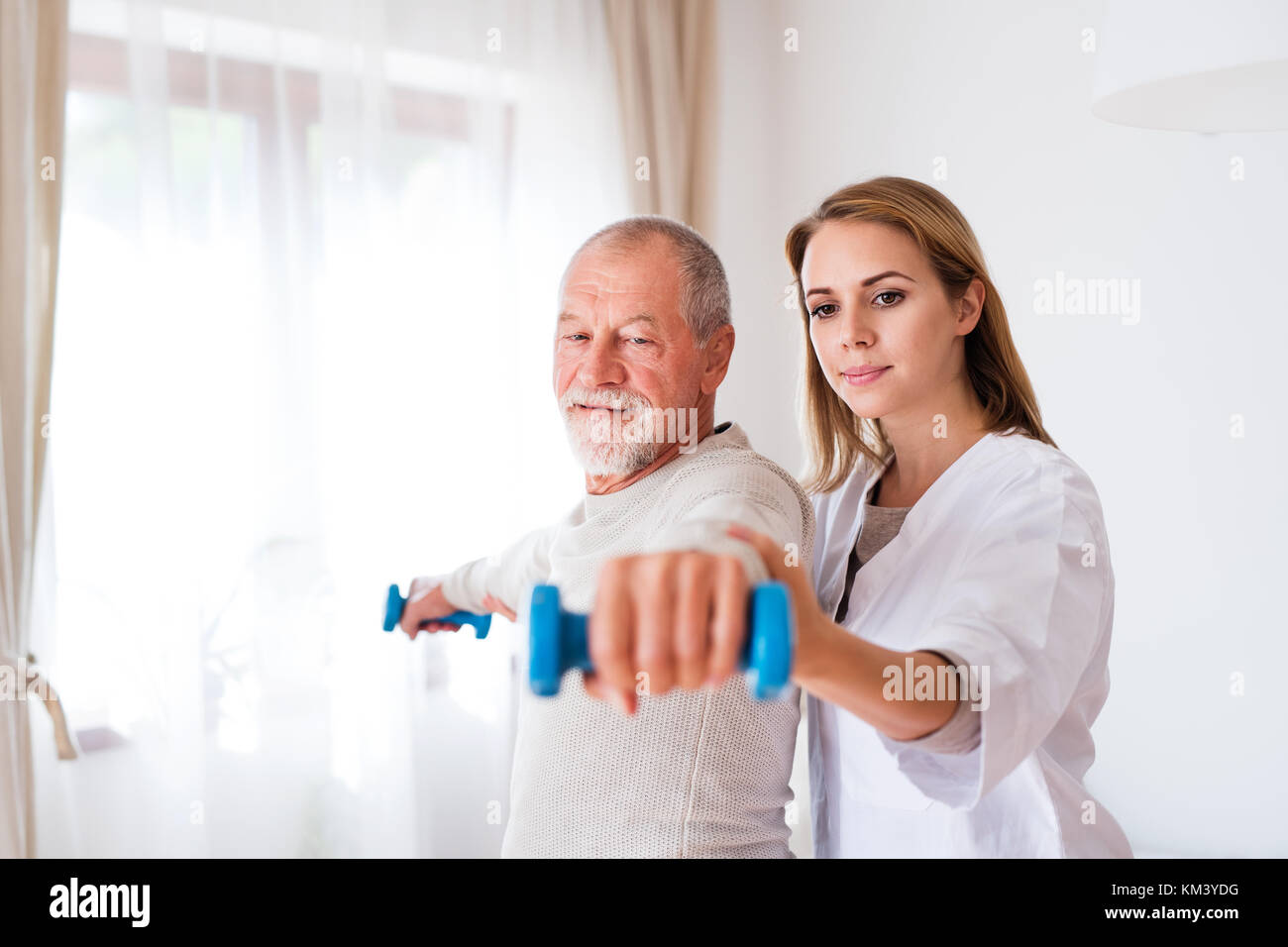 Gesundheit Besucher- und älteren Menschen zu Hause besuchen. Stockfoto