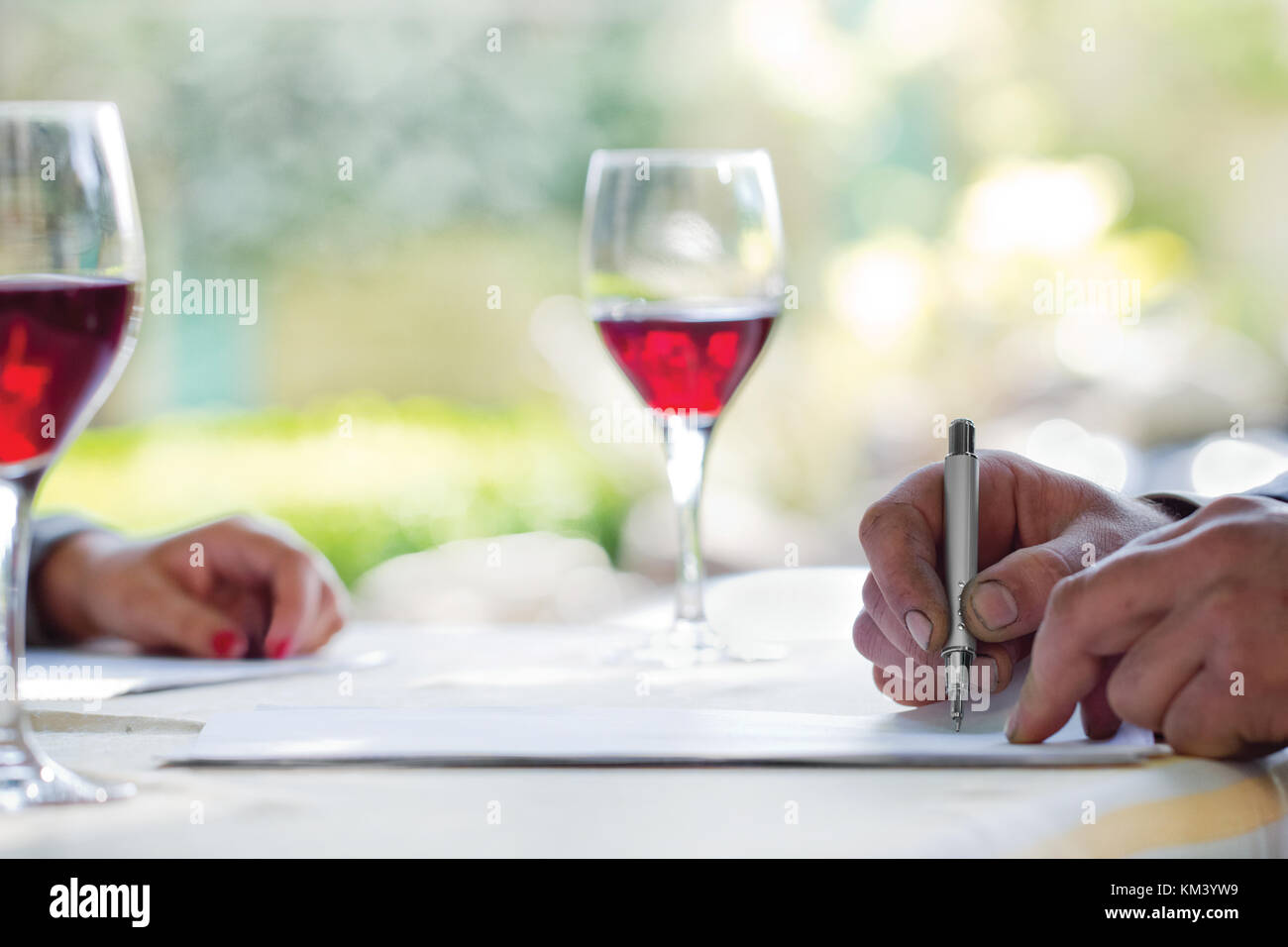 Landwirt Signieren eines Dokuments Stockfoto