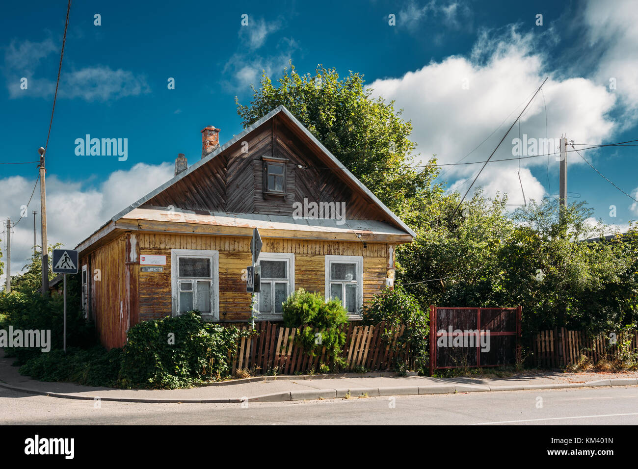 Typische Traditionelle Alte Russische Holz Haus Im Dorf Oder Die Landschaft Von Belarus Oder Russland Lander Stockfotografie Alamy