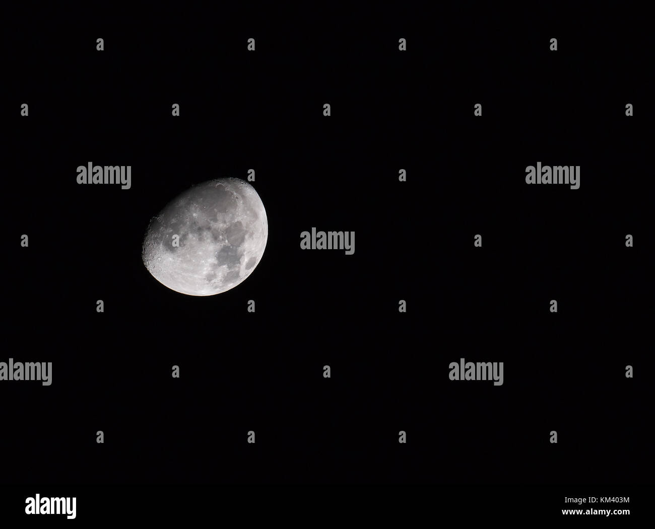 Waxing gibbous Mond mit Platz rechts für Text oder kopieren. Stockfoto