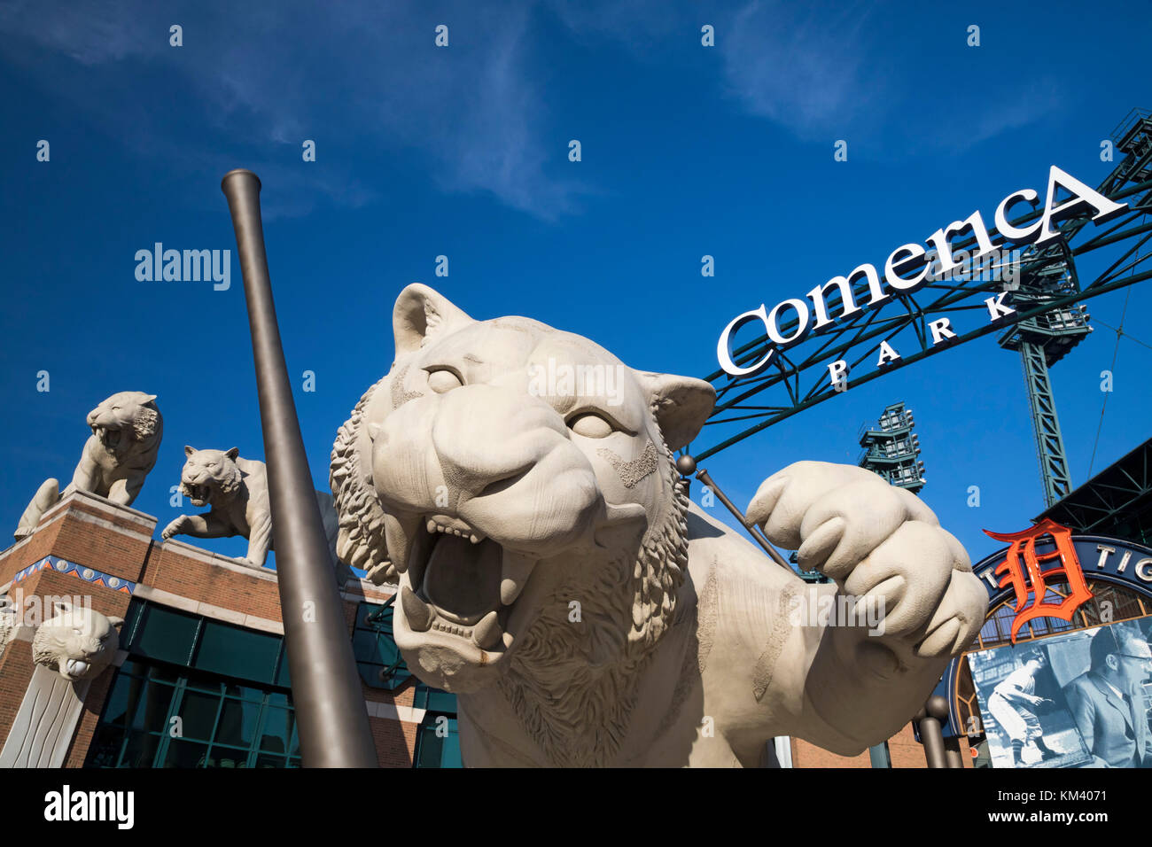 Detroit, Michigan - Beton Tiger bewachen den Eingang zum Comerica Park, Heimat der Detroit Tiger Baseball Team. Stockfoto