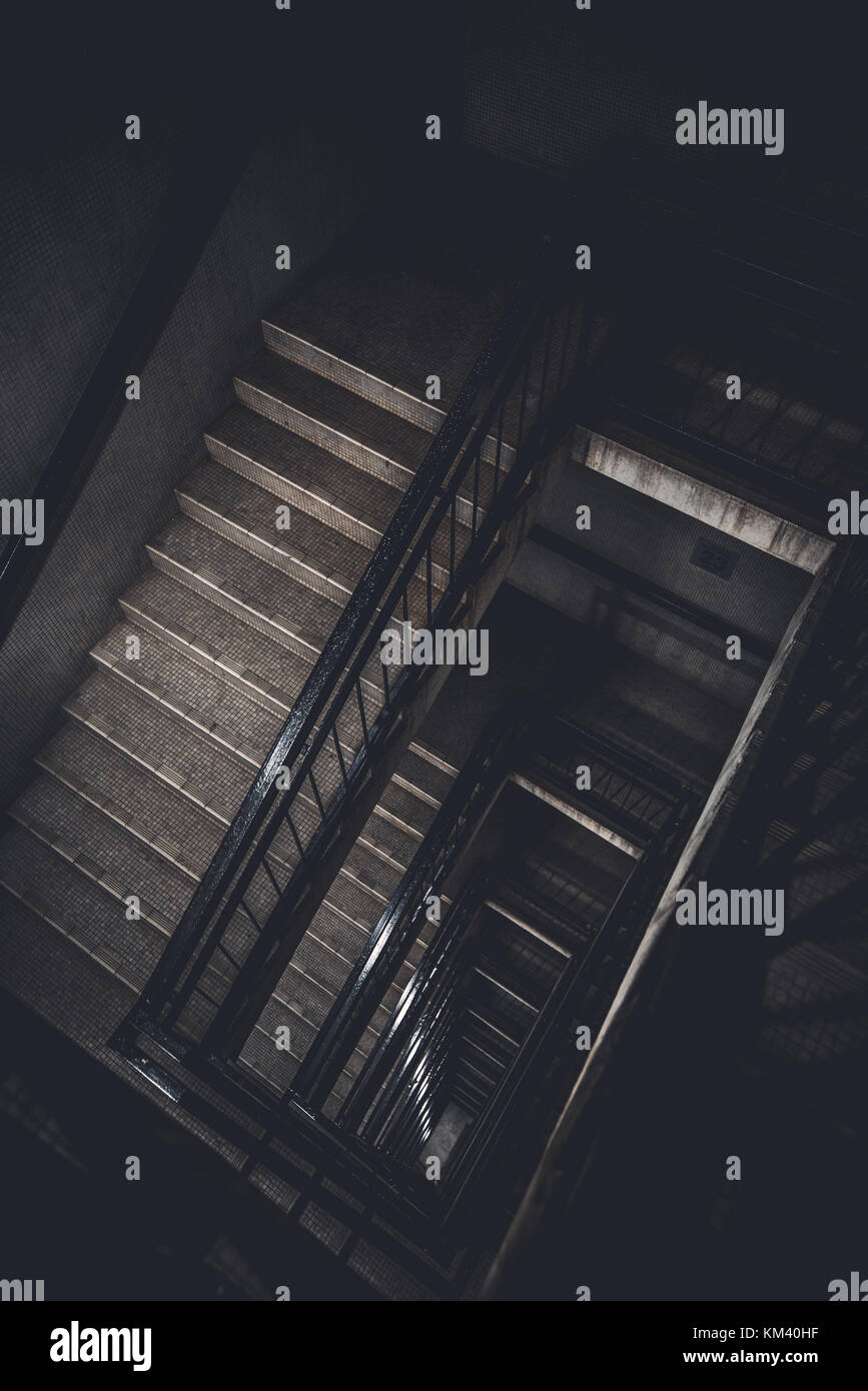 Eine dunkle und Moody Wendeltreppe in SInagpore Stockfoto