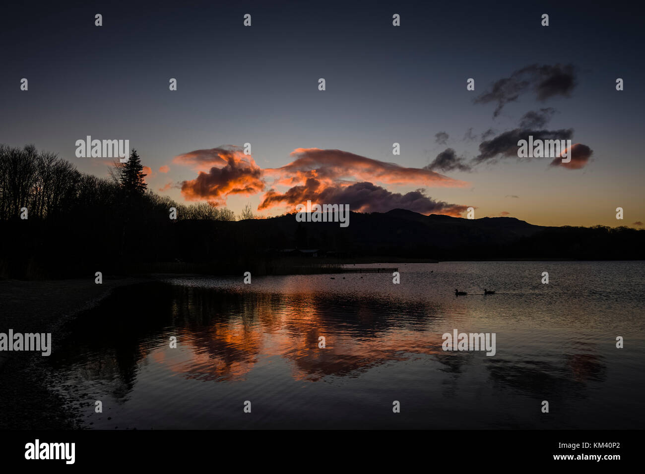 Sonnenaufgang über Derwentwater im englischen Lake District in der Nähe der Stadt Keswick. Stockfoto