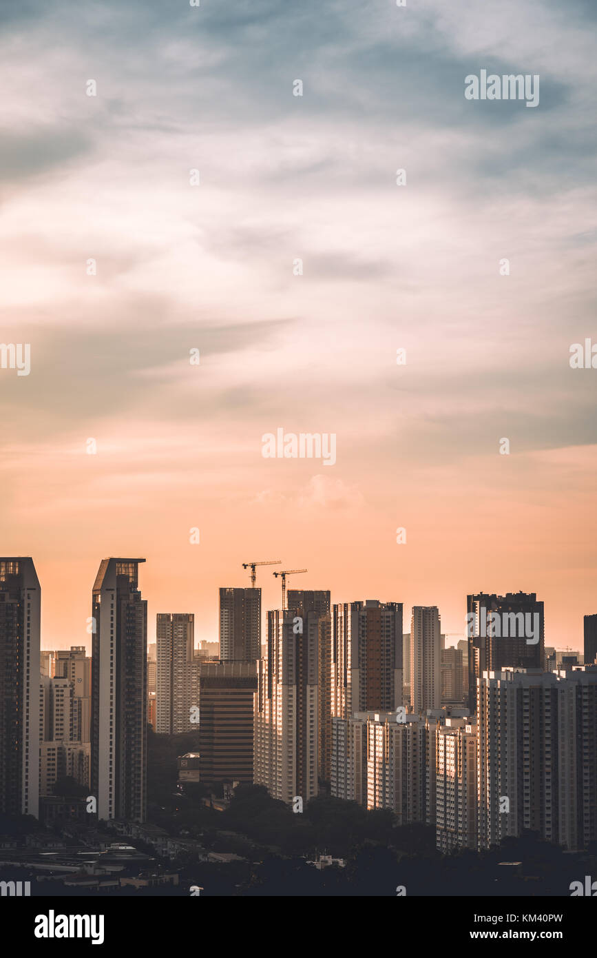 Dichte Stadtbild von Singapur bei Sonnenuntergang Stockfoto