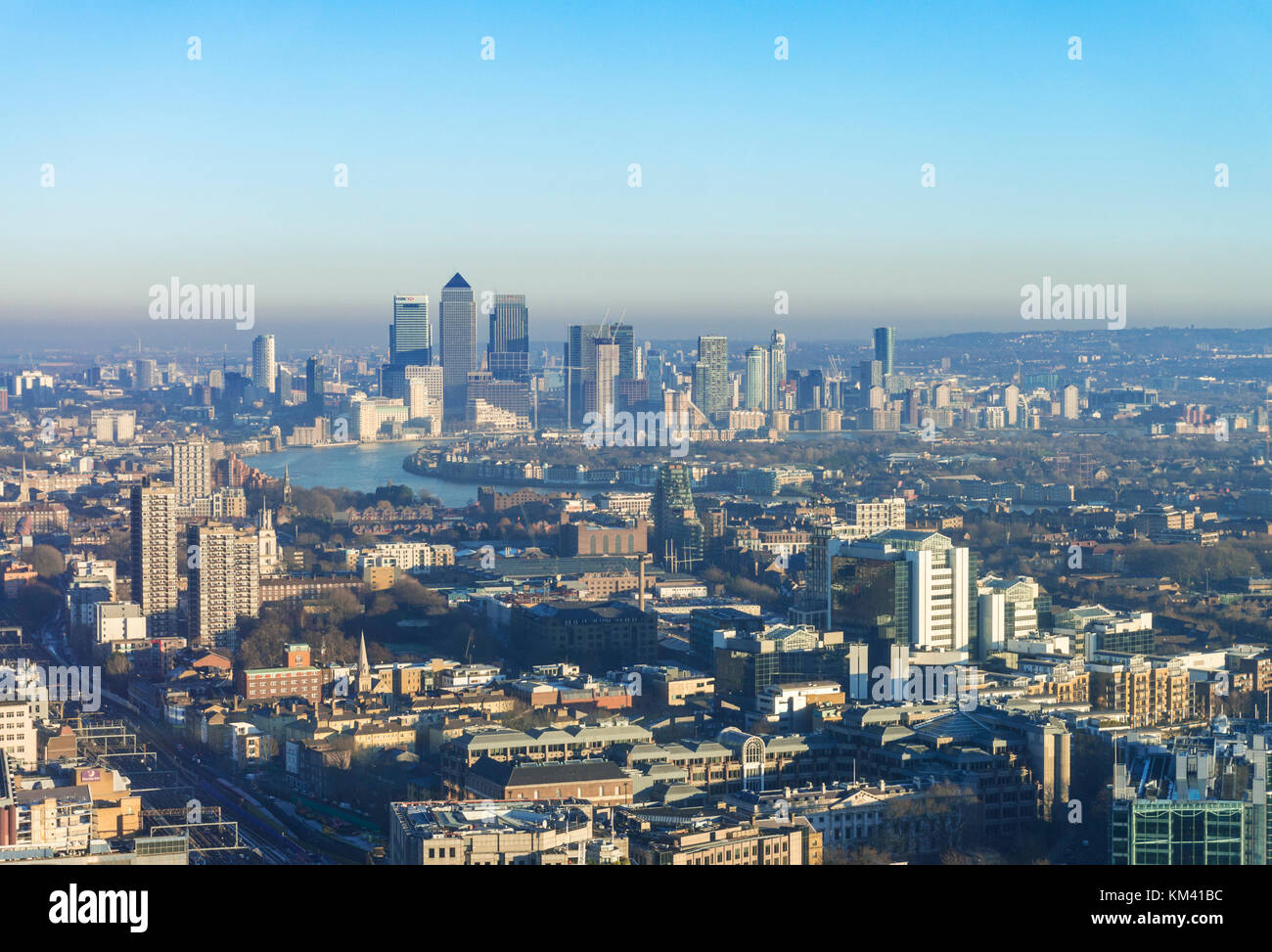 London England UK gehen eu Europa Skyline von London in Richtung Canary Wharf London England UK gb Eu Europa Stockfoto