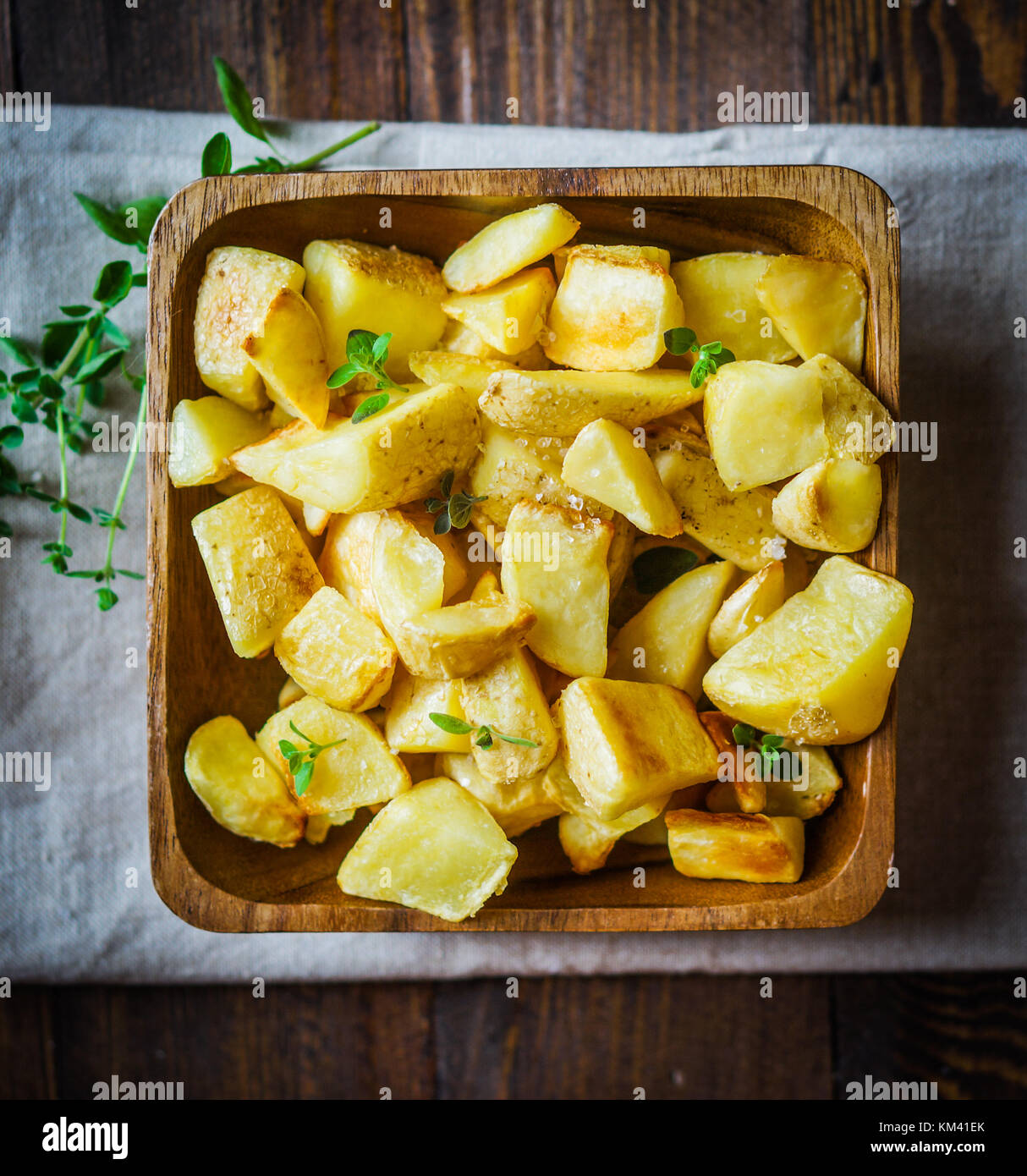 Gebackene Kartoffeln auf hölzernen Hintergrund Stockfoto