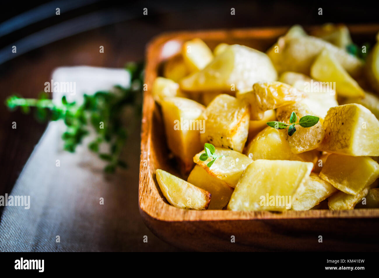 Gebackene Kartoffeln auf hölzernen Hintergrund Stockfoto