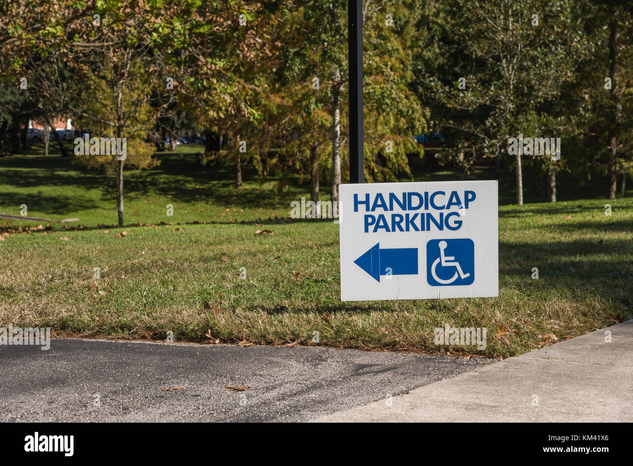 Veröffentlicht von vorübergehenden Handicap Parking Sign Stockfoto