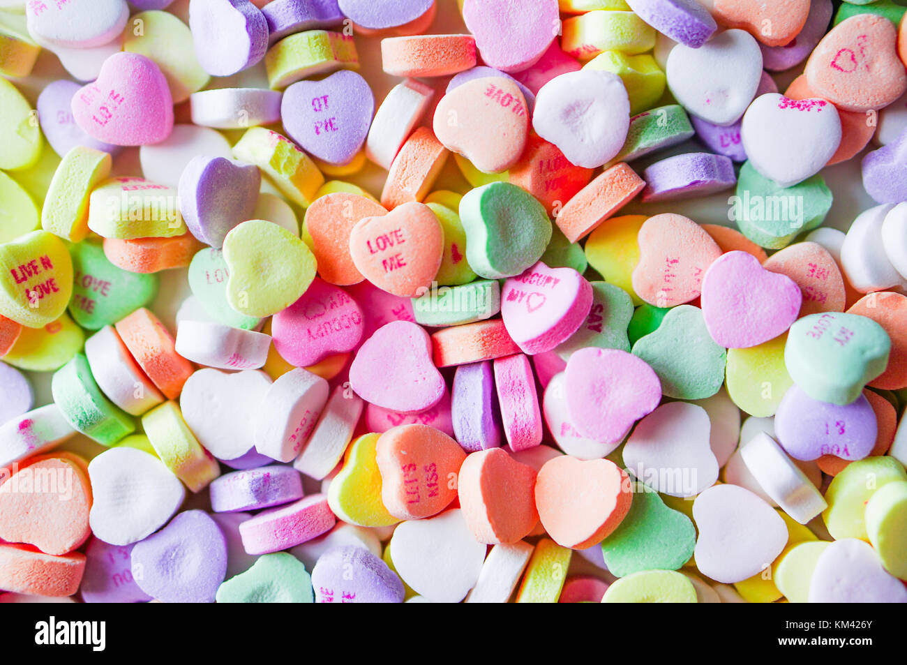 Nahaufnahme von Herzen Bonbons mit Nachricht Stockfoto