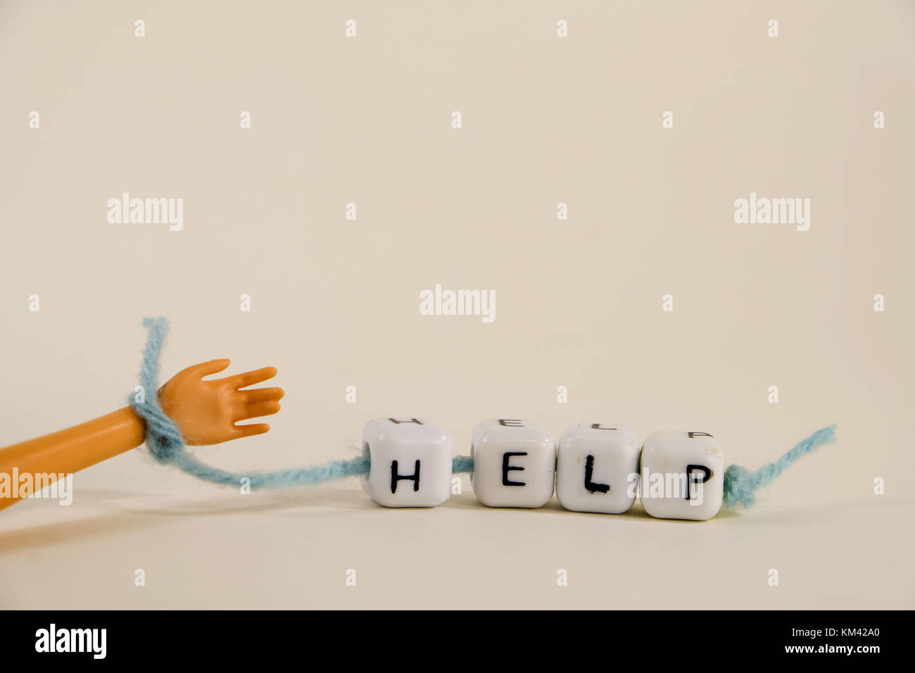 Die kleine Puppe hand mit einem Hilfe Anmelden. Stockfoto