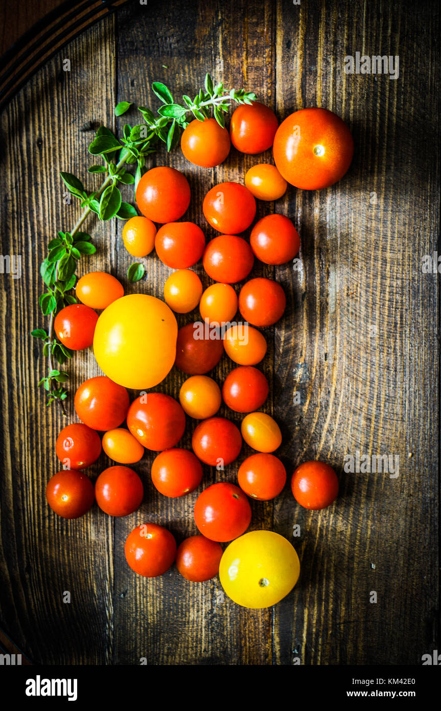 Bunte Tomaten auf rustikalen Hintergrund Stockfoto