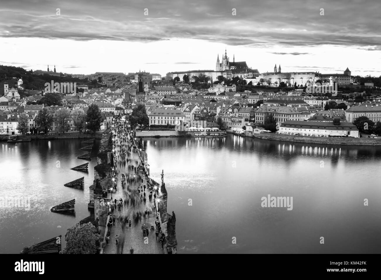 Malerische Aussicht auf die Karlsbrücke über die Moldau und das historische Zentrum von Prag, Gebäude und Wahrzeichen der Altstadt, Prag, Tschechische rapublic Stockfoto