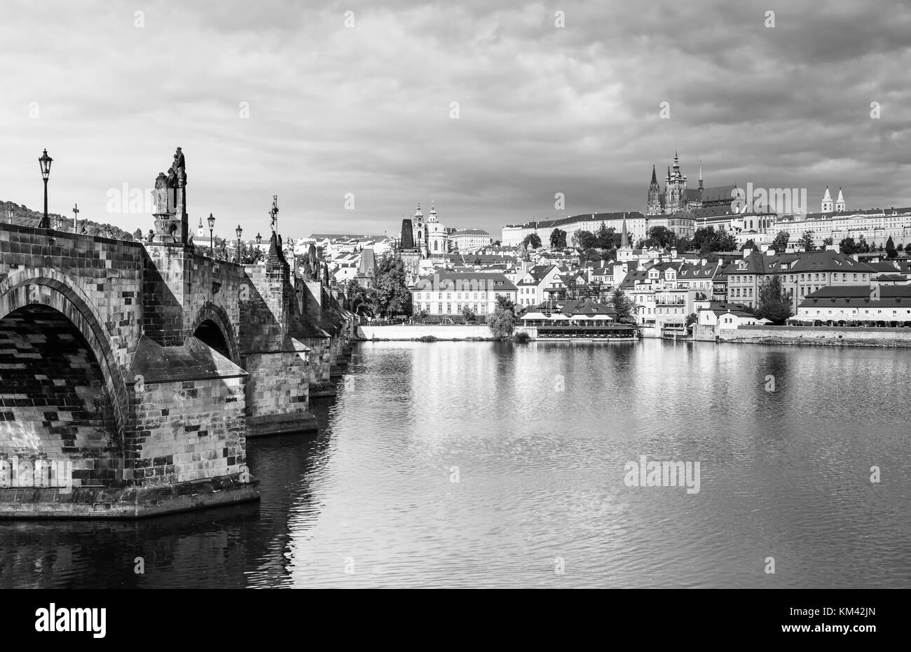 Die Prager Altstadt mit dem Schloss, dem Hradschin, die Karlsbrücke und Moldau, Prag, Tschechische Republik Stockfoto