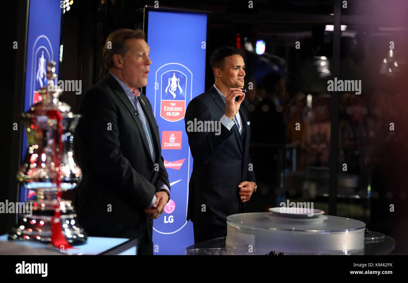 Jermaine Jenas und Glenn Hoddle reagieren nach Liverpool v Everton während der Emirate FA Cup 3. Runde zeichnen, bevor die Emirate FA-Cup, zweite Runde an Arbour Park, Slough gezeichnet wird. Stockfoto