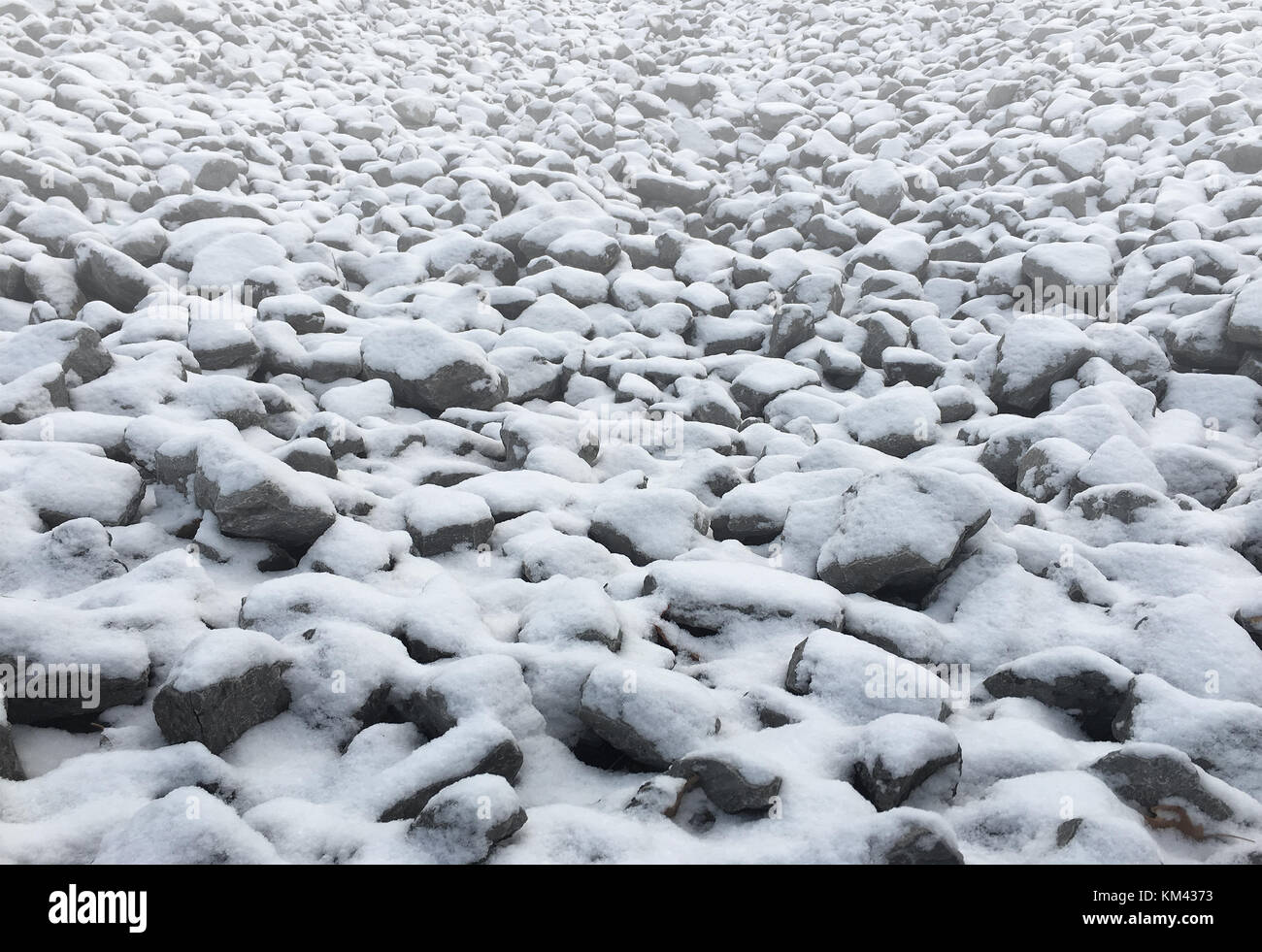 Schnee auf Felsen Landschaft kalten Wintermorgen Hintergrund mit Nebel als frisch gefallenen dunstig Frost auf Granit Steine als Nord oder Nord Wetter. Stockfoto