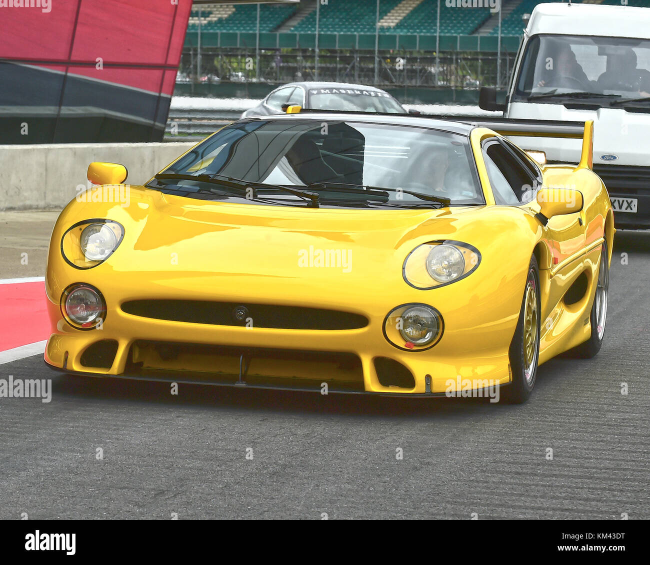 Jaguar XJ 220, xj 220, Silverstone Classic, Juli 2017, Silverstone, Chris mcevoy, Rundstrecke, Cjm - Fotografie, klassische Rennwagen, Wettbewerb, Hi Stockfoto