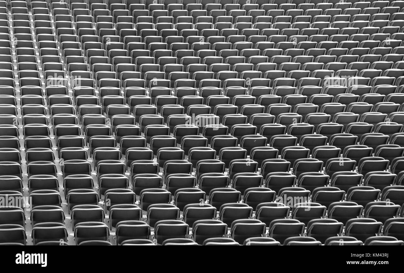 So viele graue Stühle ohne die Zuschauer in der großen Sportanlage vor der Sportveranstaltung Stockfoto