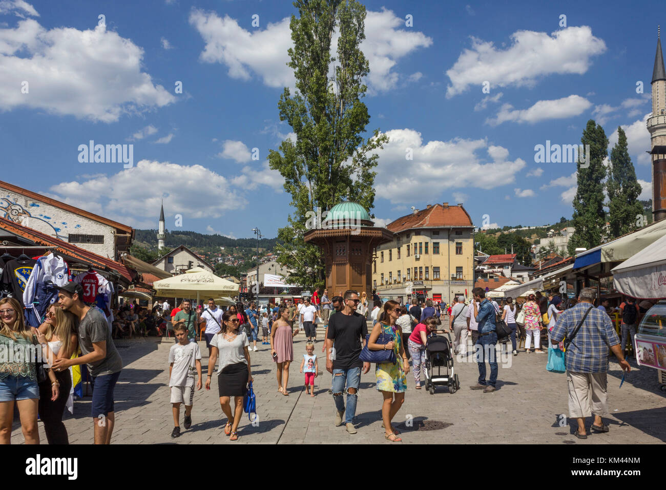 Sarajevo, Bosnien und Herzegowina - 18. August 2017: Stadt Sarajevo Center am Tag Zeit im Sommer, mit dem sebilj Brunnen und Menschen rund um Stockfoto