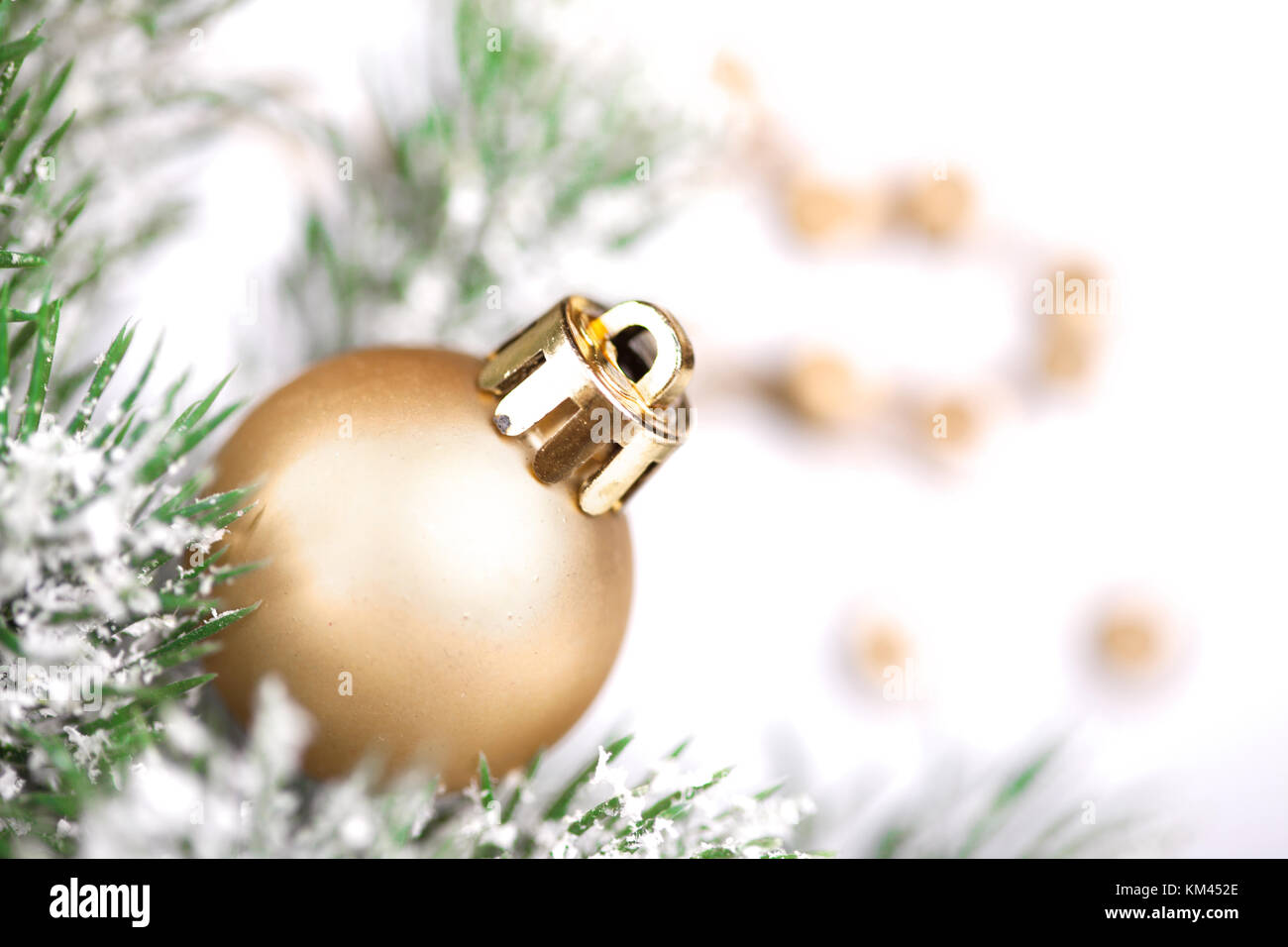 Christmas Ball und grünen Zweig Fichte Stockfoto