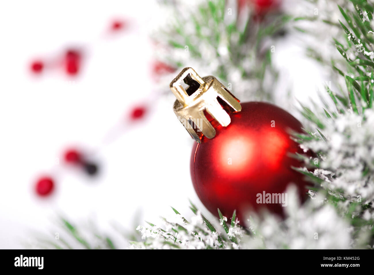 Christmas Ball und grünen Zweig Fichte Stockfoto