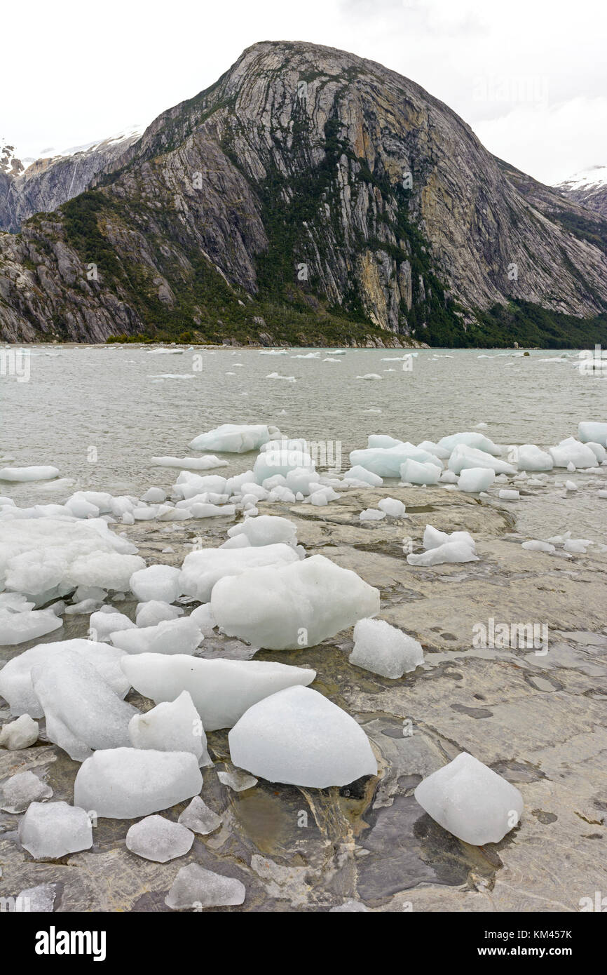 Eisberge auf einem entfernten Ufer in der Nähe der Pia Gletscher in Tierra del Fuego in Chile Stockfoto