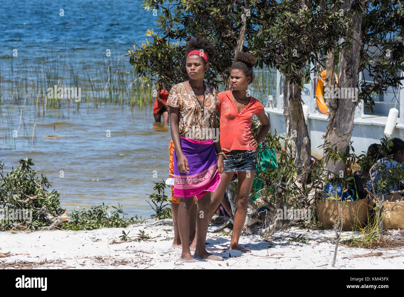 Zwei junge Frauen, die durch Madagaskars ampitabe Sees. in Madagaskar, Afrika. Stockfoto